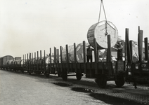 167307 Afbeelding van het beladen van rongenwagens met haspels met kabels van de N.K.F. (Nederlandse Kabelfabriek) op ...